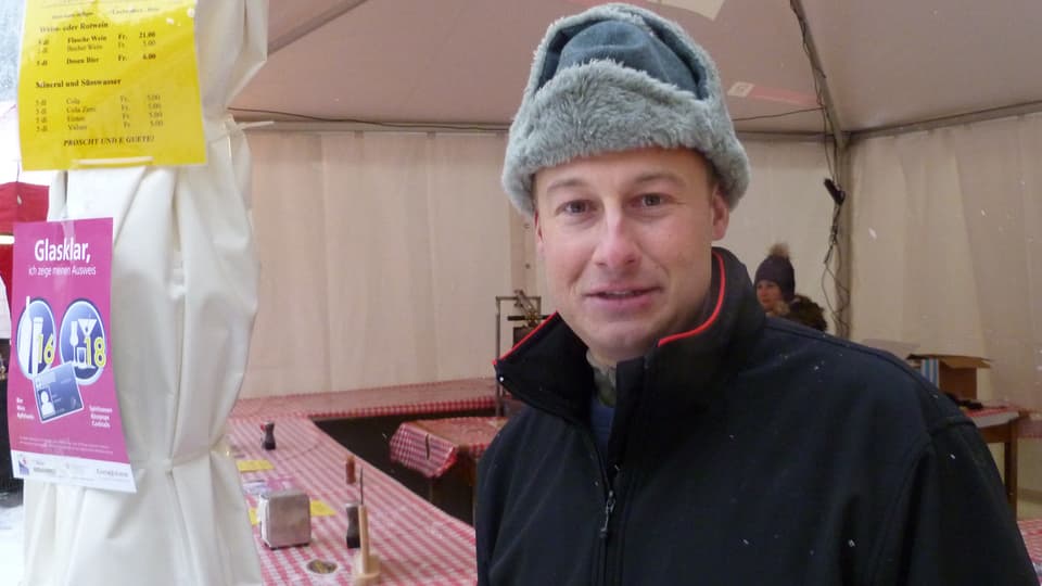 Peter von Allmen verkauft Raclette und Getränke bei den Lauberhorn-Rennen.