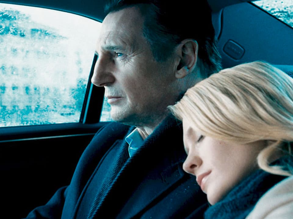 Liam Neeson als Dr. Martin Harris und January Jones als Elizabeth Harris sitzen im Auto.