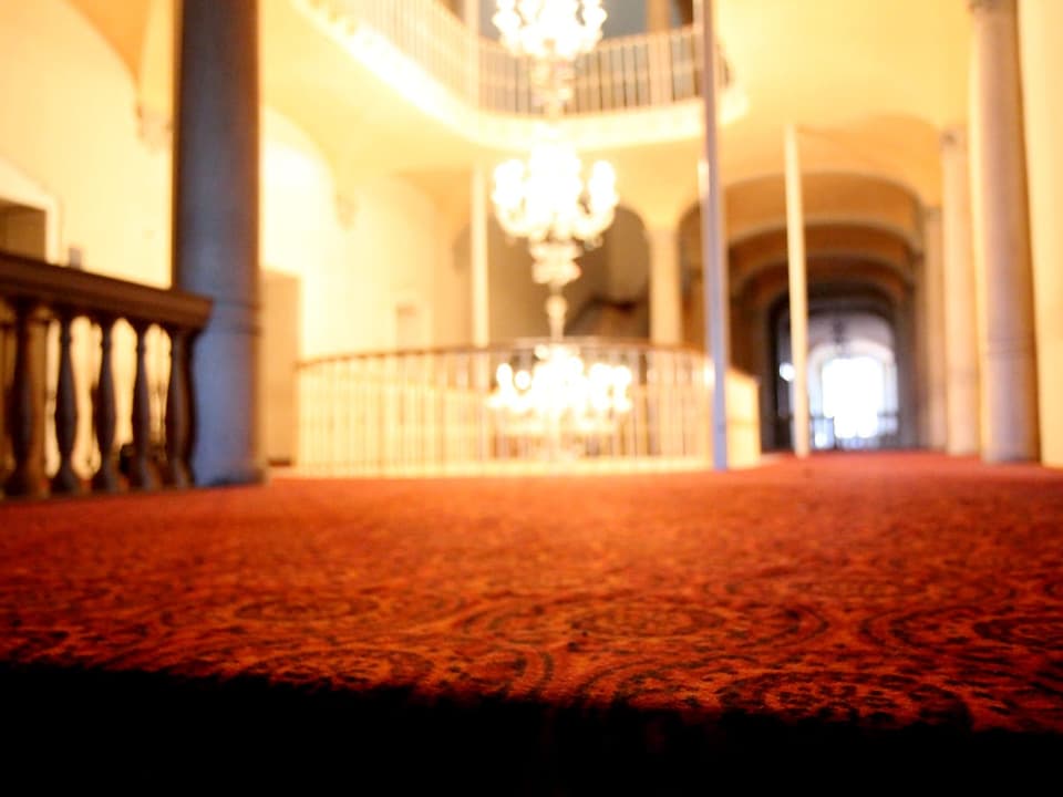 Roter Teppich im Treppenhaus