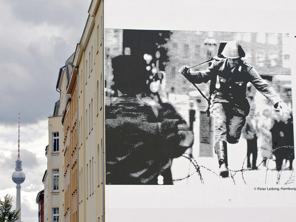 Foto des Fotos Sprung in die Freiheit an einer Hauswand in Berlin