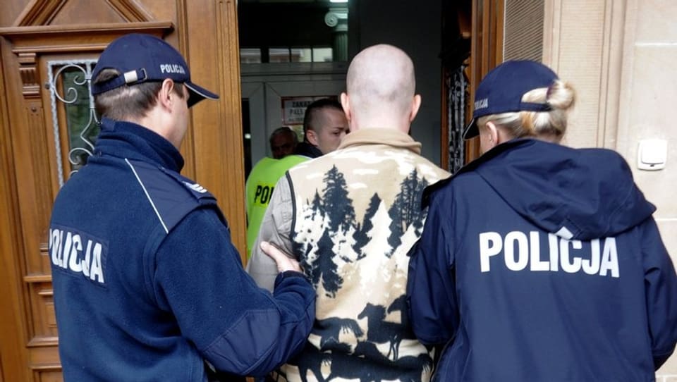 Der mutmassliche Mörder der Genfer Sozialtherapeutin wird in Polen in die Polizeistation gebracht. (keystone)