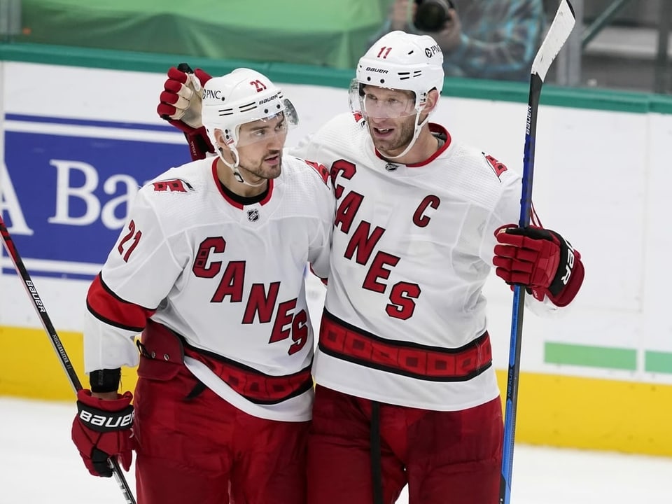 Der Torschütze zum 5:1 und sein genialer Passgeber Nino Niederreiter und Jordan Staal.