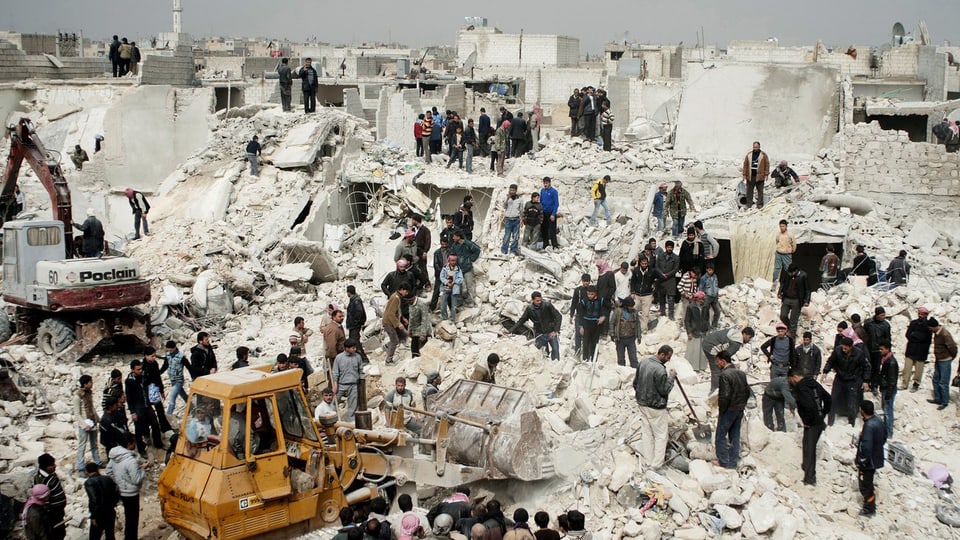 Menschen in Tariq al-Bab suchen unter völlig zerstörten Gebäuen nach Überlebenden. (keystone)