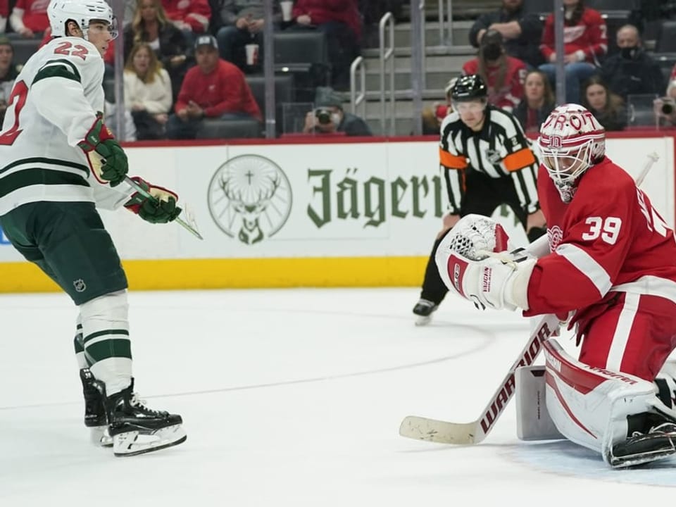 Kevin Fiala versorgt die Scheibe Kevin Fiala erzielt im Penaltyschiessen ein Tor.
