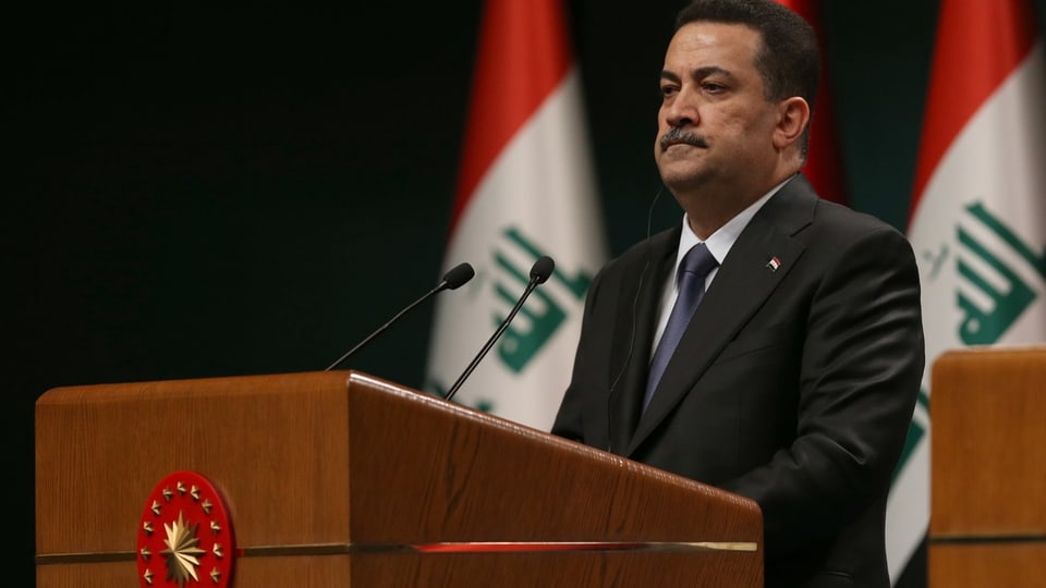 Der irakische Premier an einem Rednerpult.