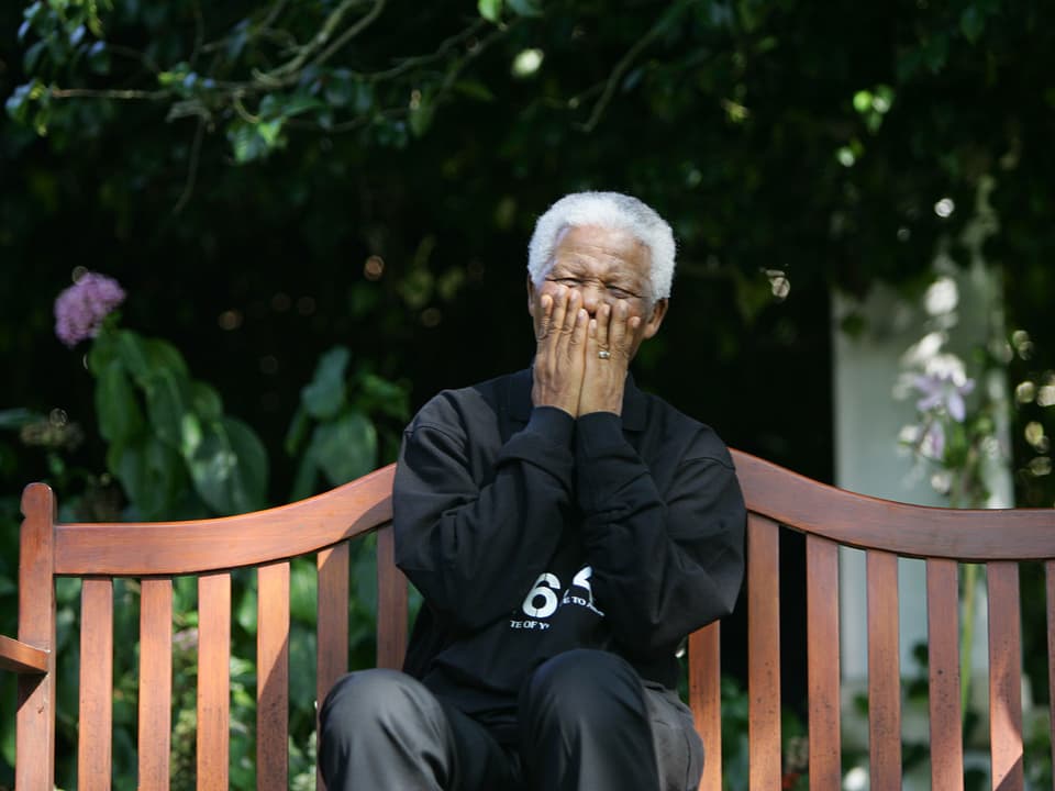 Lachender Mandela auf einer Gartenbank, 2005