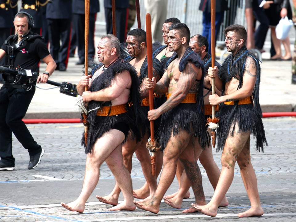 Maori-Krieger defilieren vorbei.