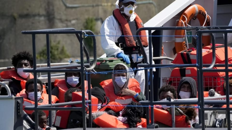 Menschan auf Boot mit Schwimmwesten und Masken