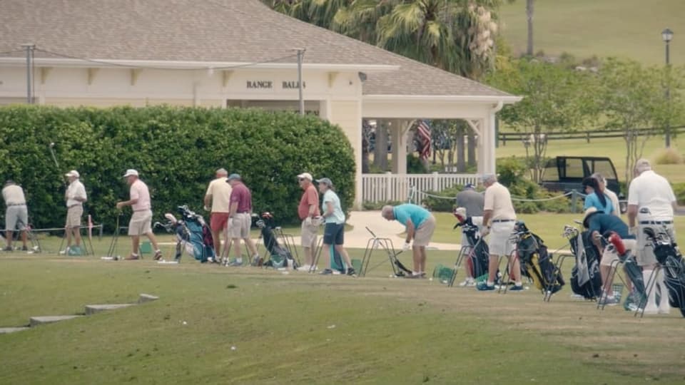 «Villagers» beim Abschlag auf der Golf Driving Range