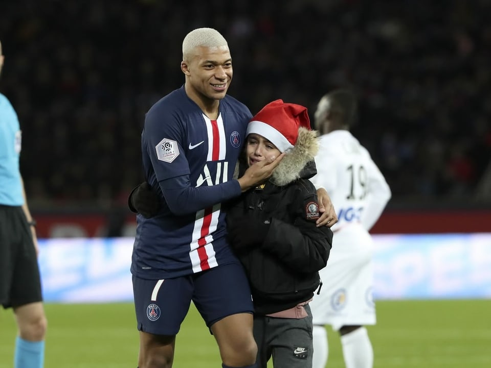 Dieser kleine Junge mit Samichlaus-Mütze rannte im Spiel von PSG gegen Amiens aufs Feld und holte sich von Kylian Mbappé (mit neuer Haarpracht) eine Unterschrift und eine Umarmung. Das rührte den Knirps glatt zu Tränen.