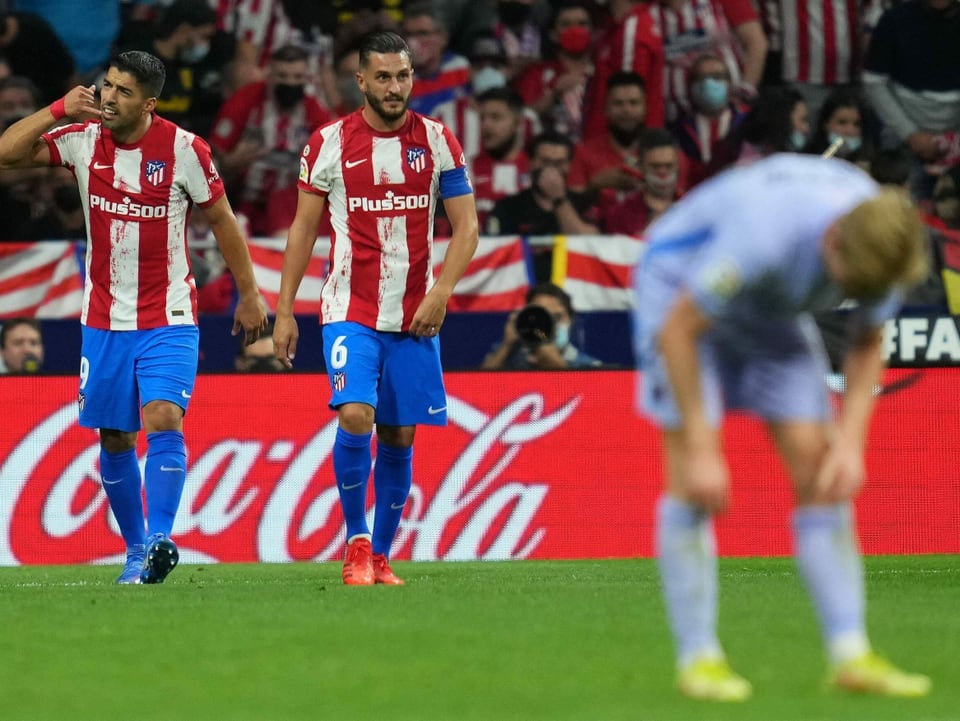 Luis Suarez (links) feiert seinen Treffer gegen seine ehemaligen Teamkollegen.
