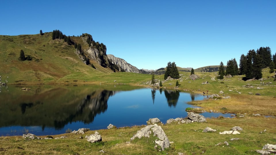 Blauer See, blauer Himmel: Perfektes Bergwetter am Seebergsee im Diemtigtal.