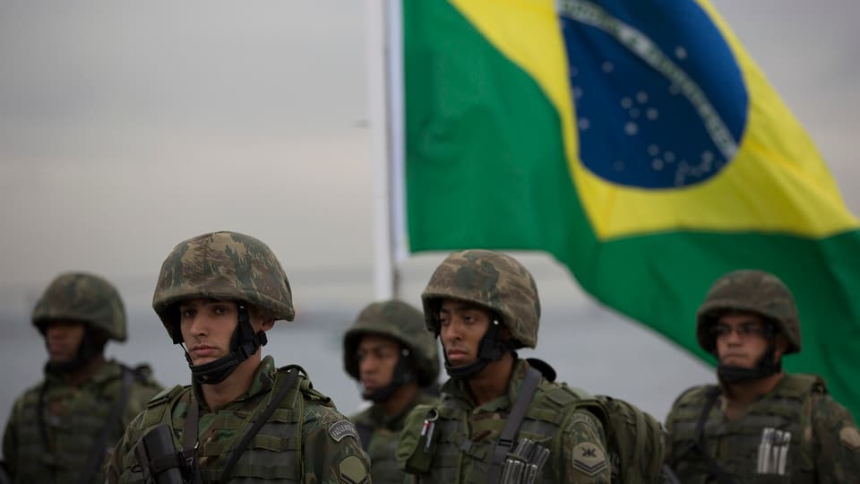 Brasilianische Armee trainiert für die Sicherheit an den Olympischen Spielen in Rio.