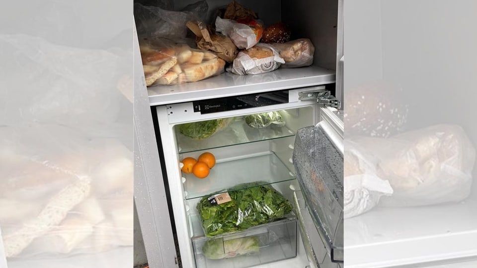 Kühlschrank mit Gemüse, Früchten und Brot