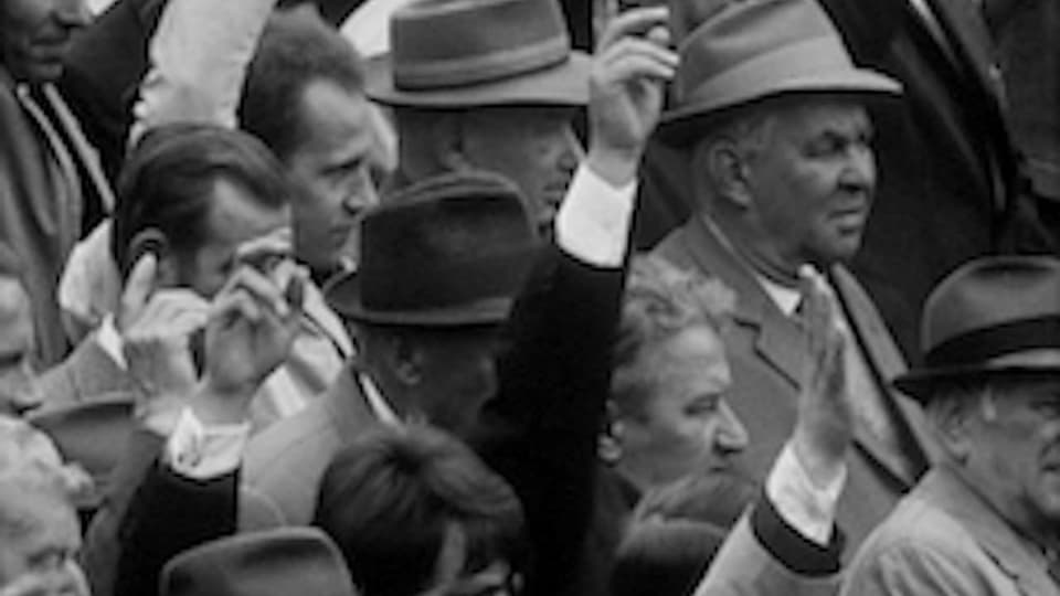 Schwarzweissbild der Landsgemeinde in Aktion.