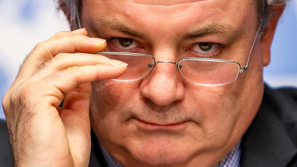 Das Gesicht von Stephen O'Brien in Grossaufnahme. Eine Hand hält er an der Brille.