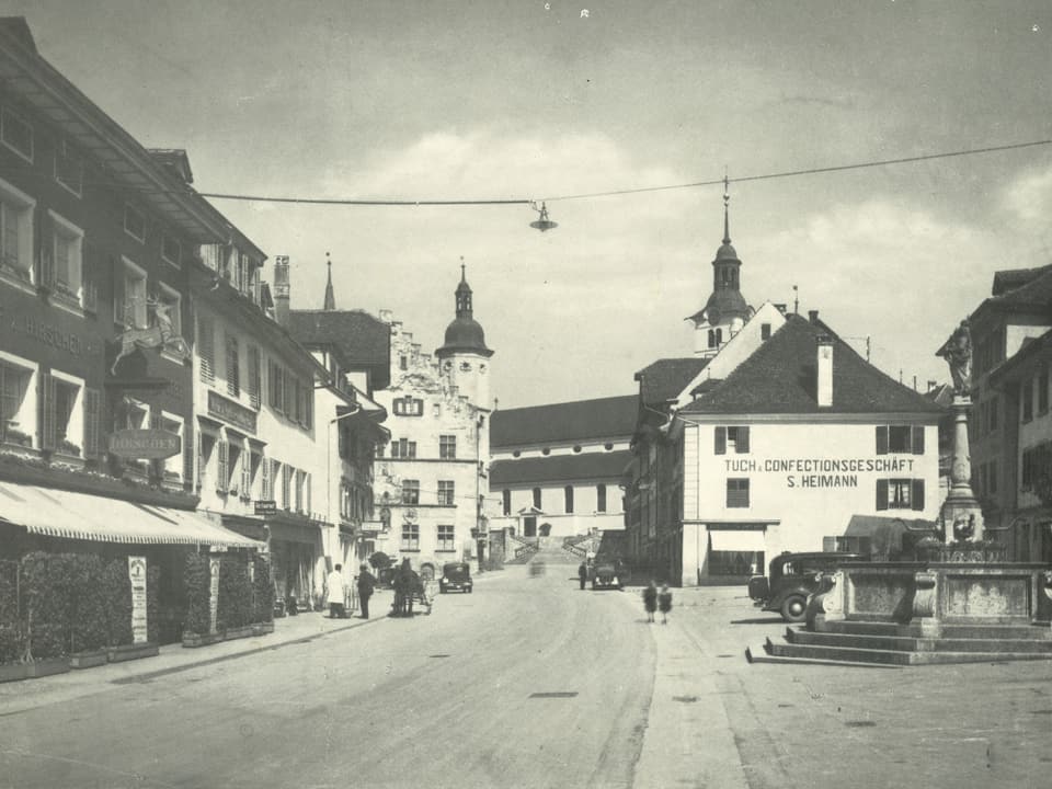 Schwarz-Weiss-Fotografie von einer kleinen Stadt.