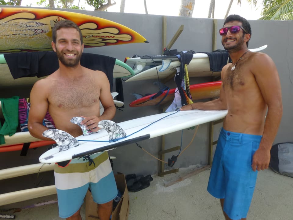 Zwei junge Männer mit Surfbrettern.