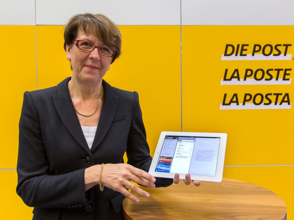 Post-Chefin Susanne Ruoff mit einem iPad 