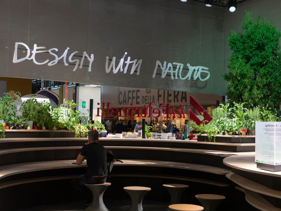 Die Schrift «Design with nature» hängt über der Ausstellungsfläche.