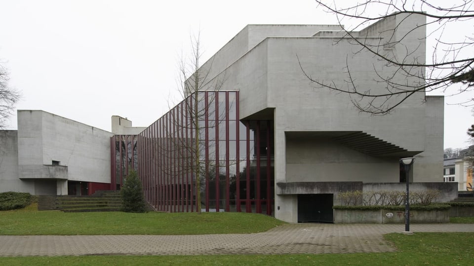 Blick auf ein betonartiges Gebäude