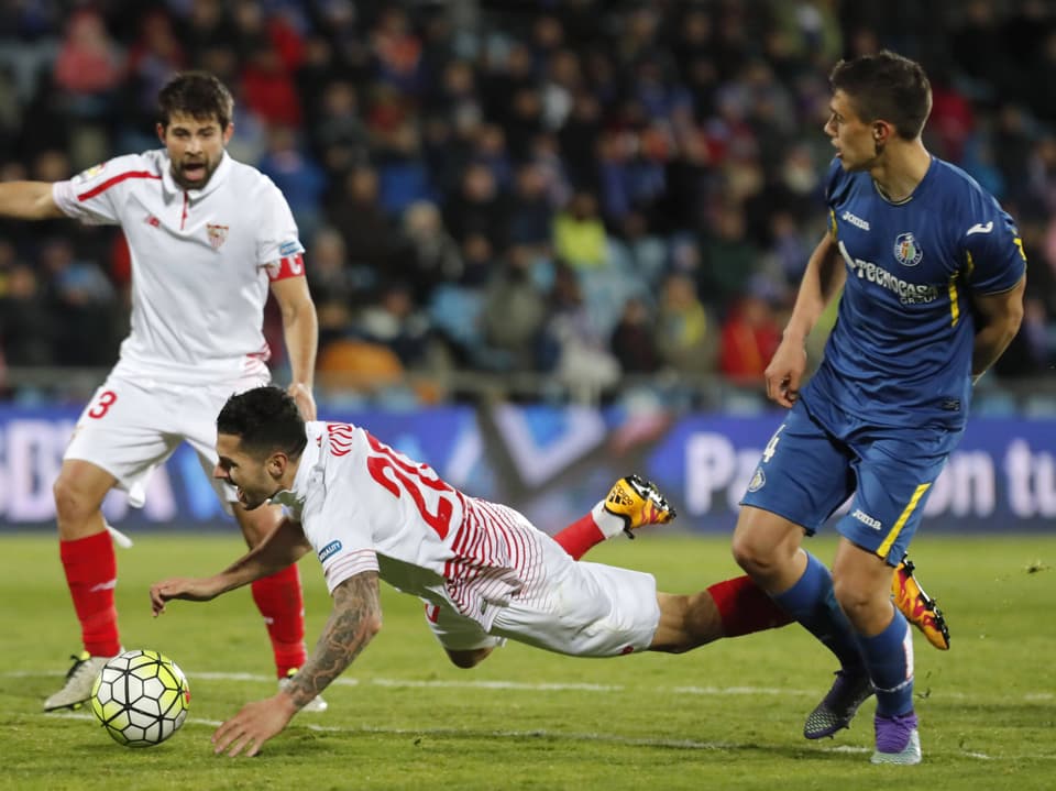 Victor Machin Vitolo vom FC Sevilla fällt im Strafraum um.