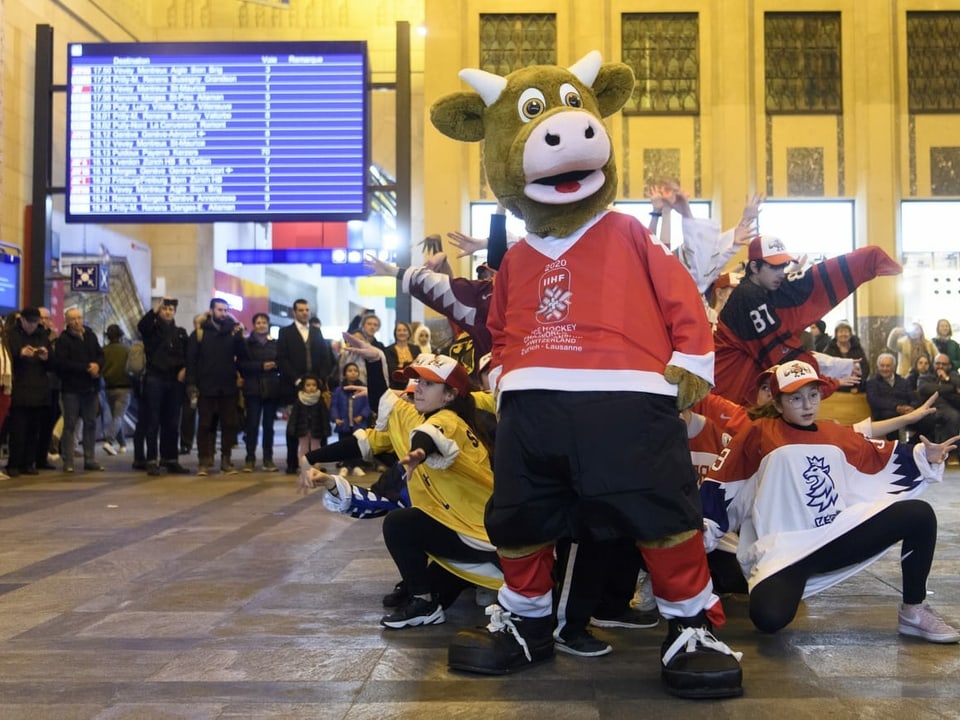 «Cooly», das Maskottchen für die WM 2020 in der Schweiz, bringt die Leute am 3. Februar beim Bahnhof in Lausanne für den Event in Stimmung. 