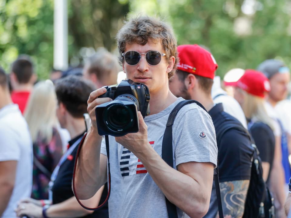 Iouri Podladtchikov mit Kamera.