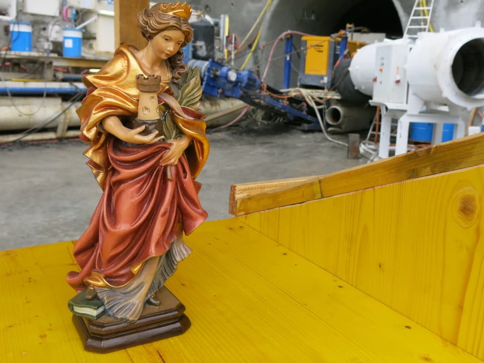 Eine kleine Statue der Heiligen Barbara.