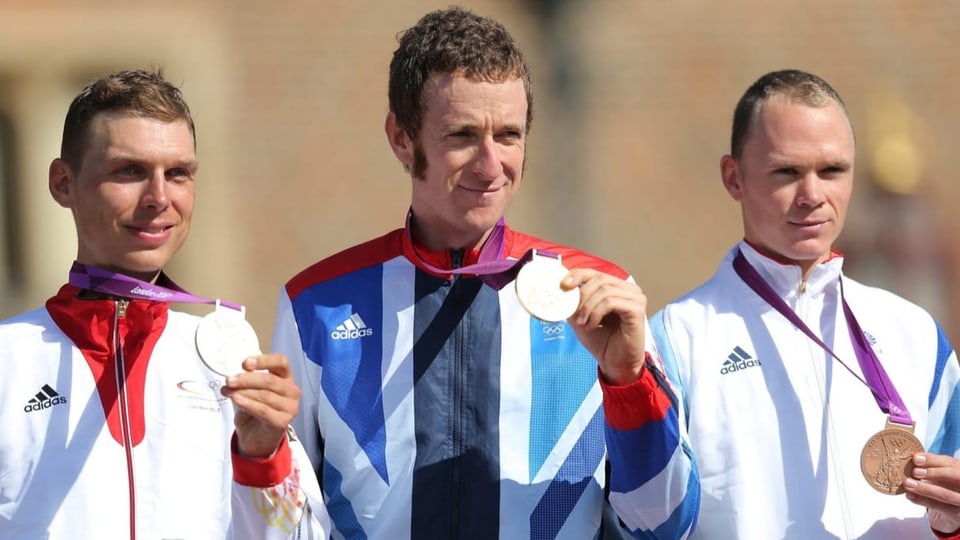 Radfahrer Tony Martin posiert mit der Olympia-Medaille