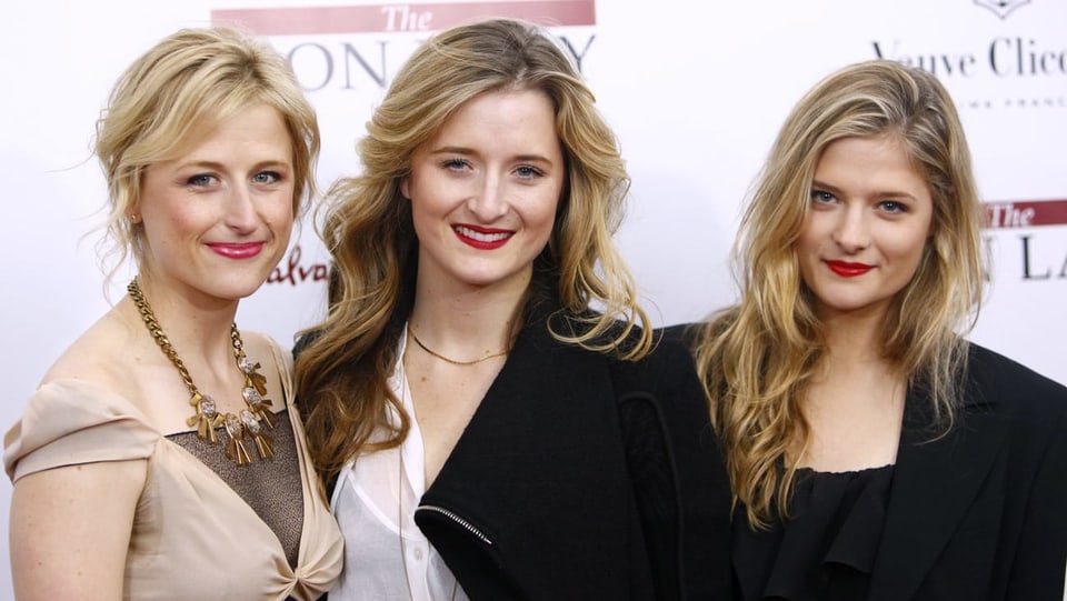 Drei blonde Frauen blicken in die Kamera