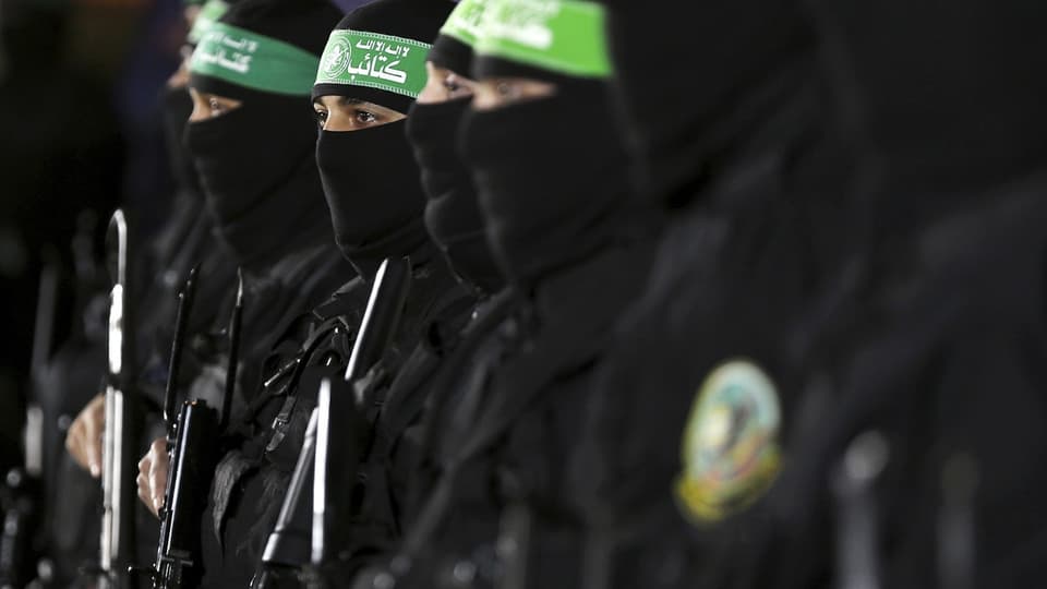 Hamas-Kämpfer in Uniform in Reih und Glied stehend.