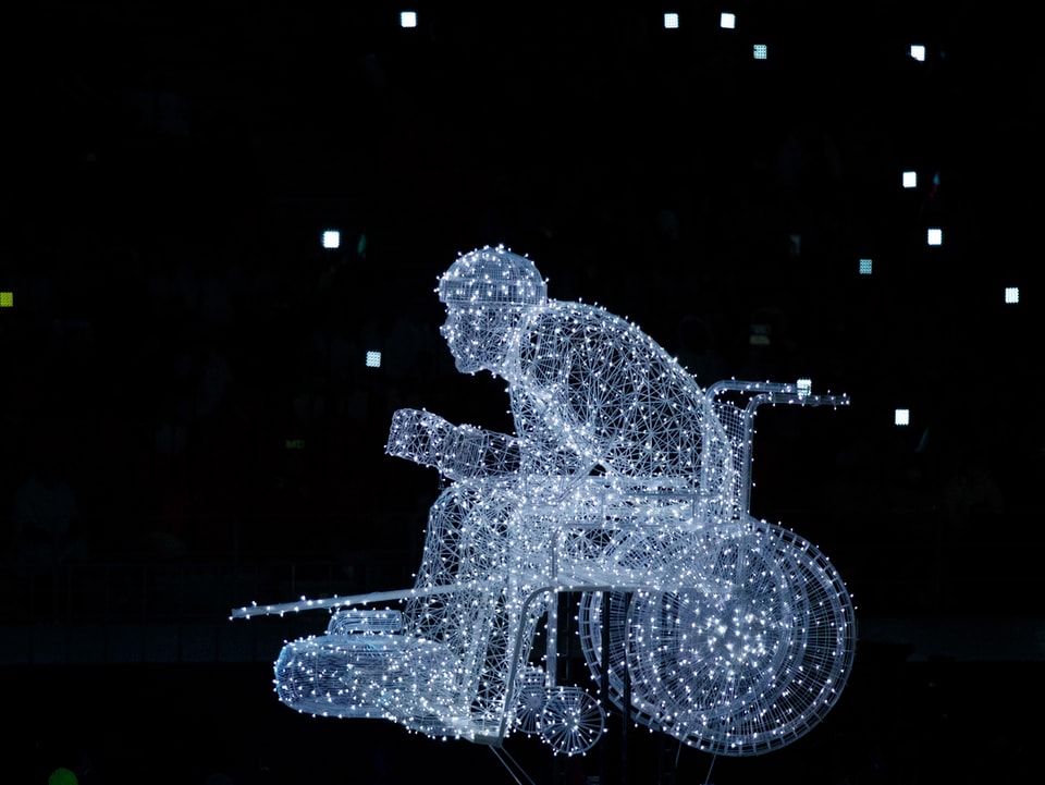 Rollstuhlfahrer mit Lichketten dargestellt