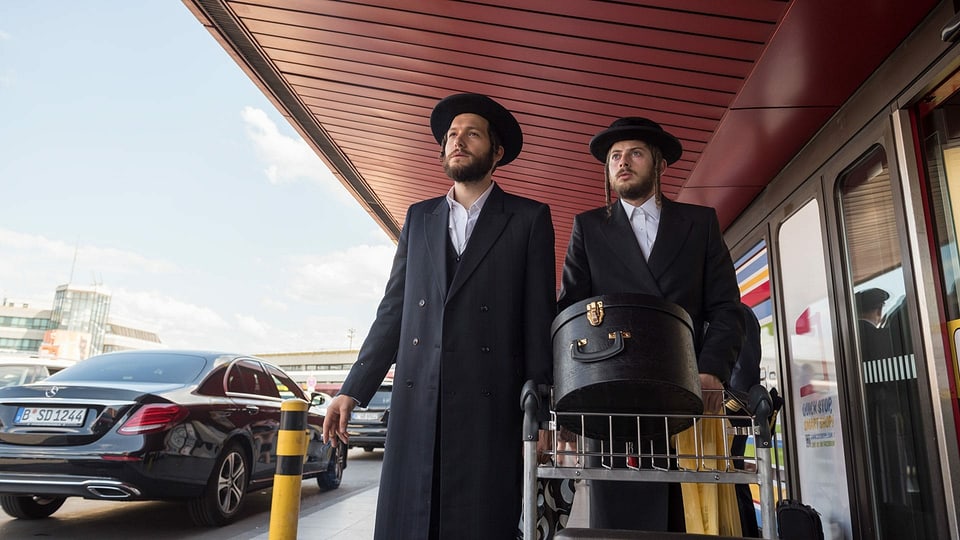Zwei orthodoxe Juden am Flughafen.