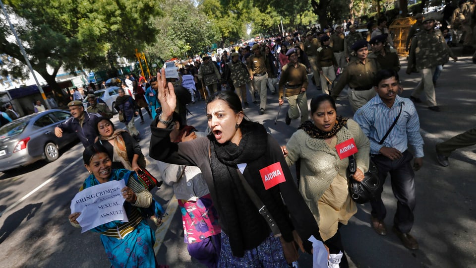 Frauen gehen in Indien auf die Strasse. 