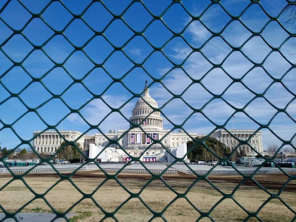 Maschendrahtzaun umgibt das Capitol in Washington. 