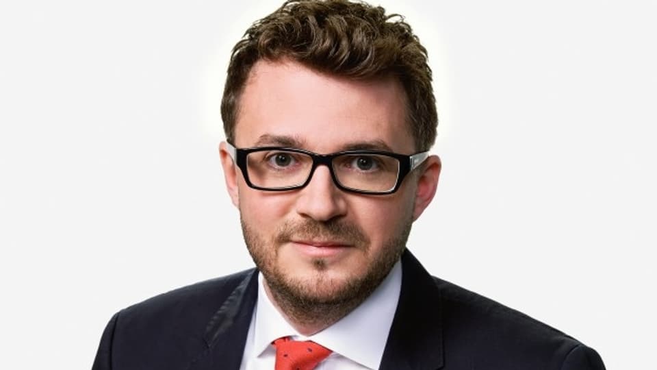 Sebastian Ramspeck mit Brille und roter Krawatte.