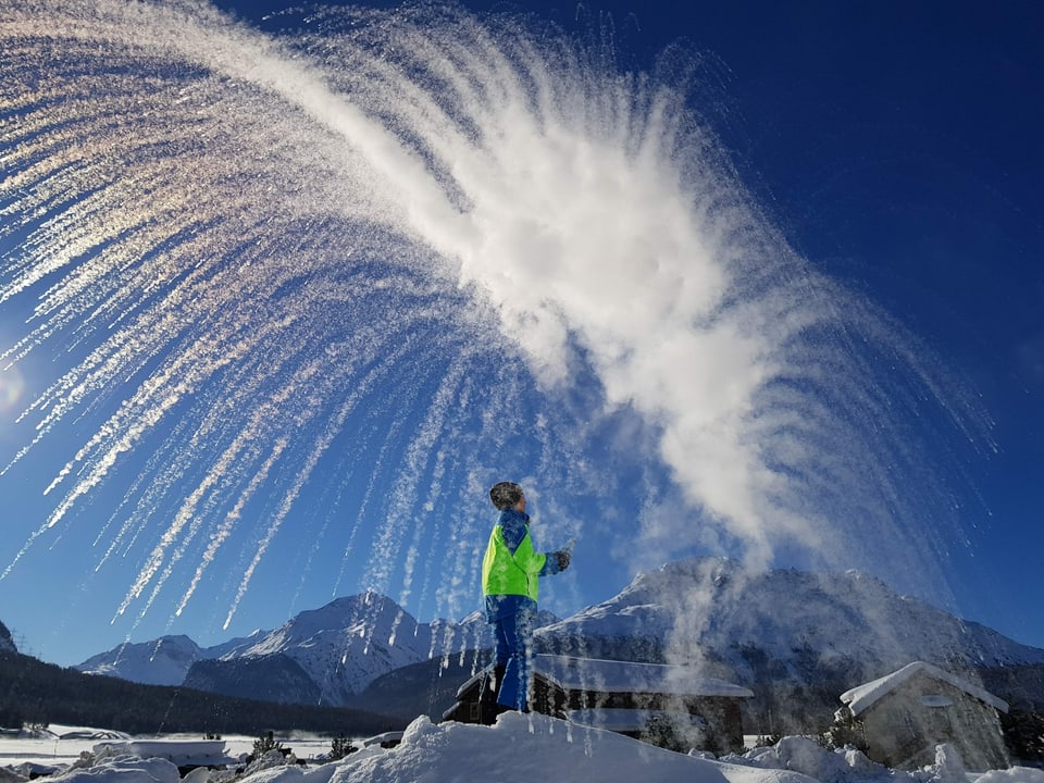 Kälteexperiment: Geworfenes Wasser gefriert in der Luft