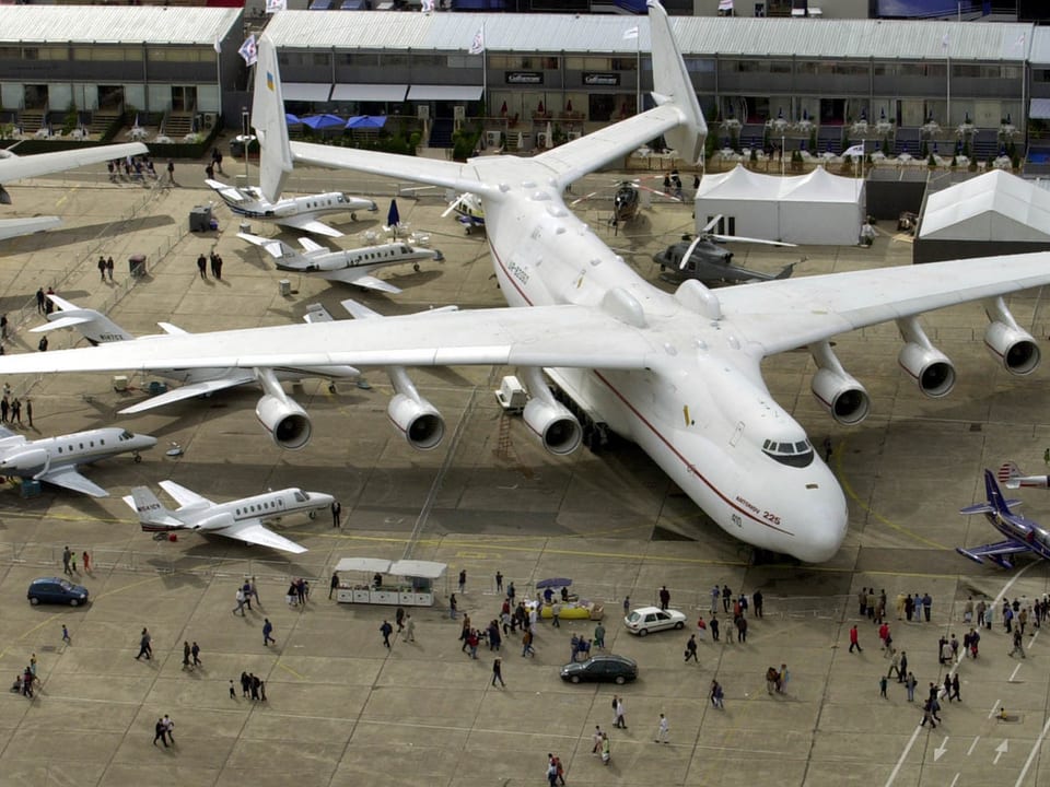Der Antonov neben anderen Flugzeugen auf einem Flughafen