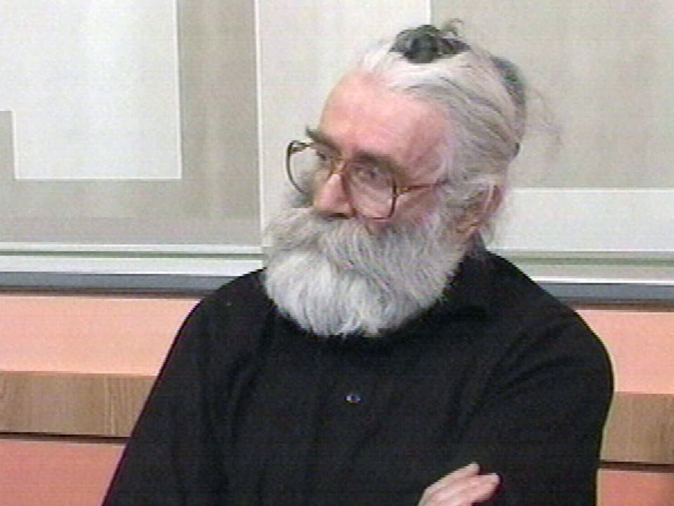 Karadzic bei einer serbischen Fernsesendung, der er wenige Monate vor seiner Verhaftung beiwohnte.