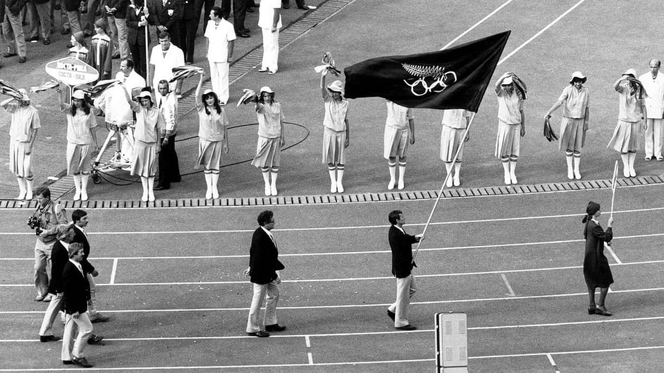 Die neuseeländische Mannschaft trägt eine schwarze Olympia-Flagge beim Olympia-Einmarsch.