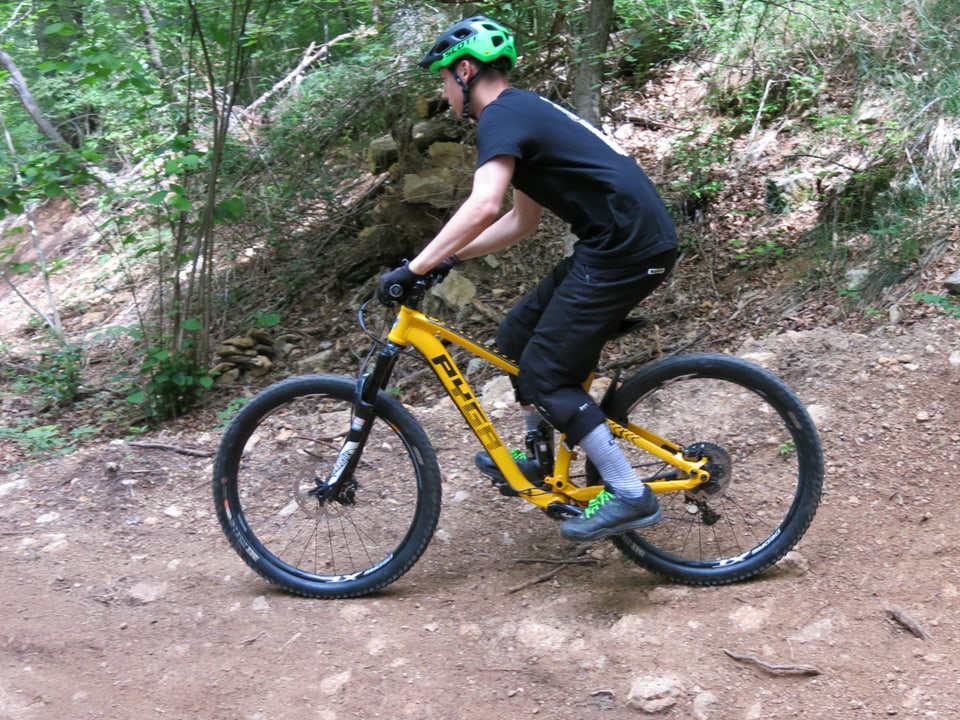 Jugendlicher auf dem Bike im Wald, auf Bike-Trail.