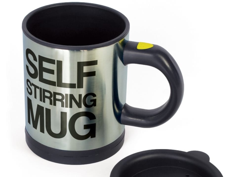 Die «Self Stirring Mug» rührt Kaffee, Suppe und Tee (und alles andere) per Knopfdruck um.
