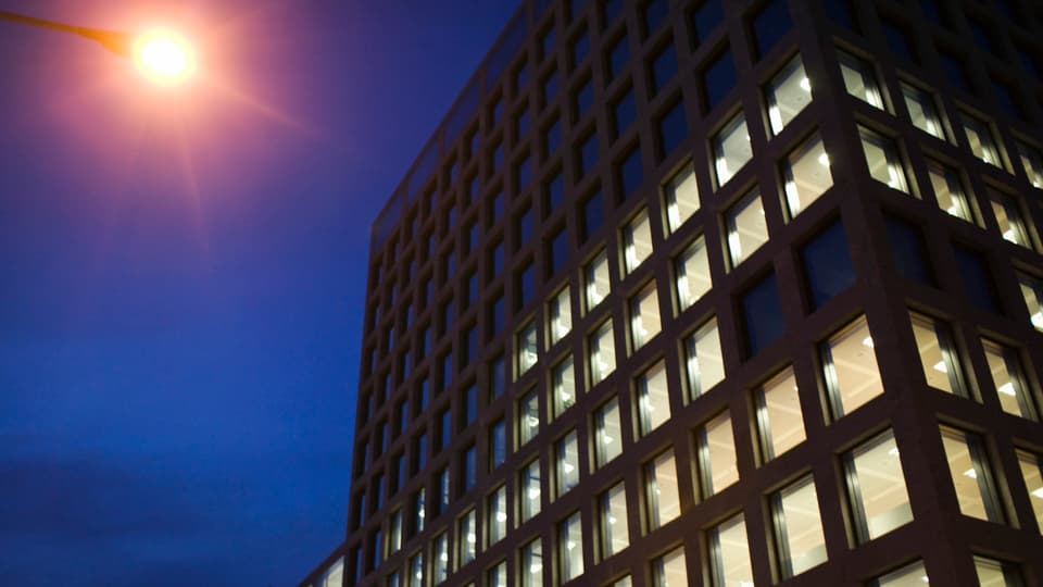 Ein neues Bürogebäude in Nahaufnahme bei Nacht.