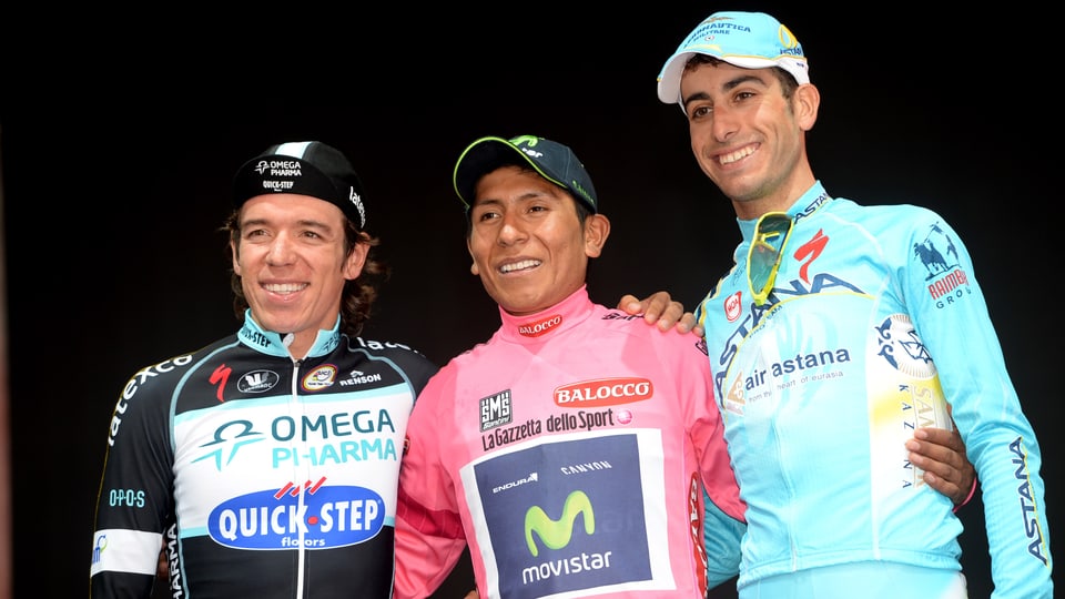 Nairo Quintana strahlt nach dem Gewinn des Giros mit Rigoberto Uran und Fabio Aru um die Wette.
