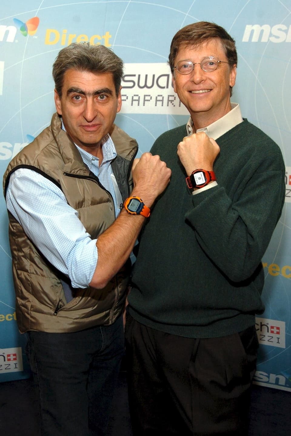 Nick Hayek (links) und Bill Gates posieren mit der Paparazzi Swatch