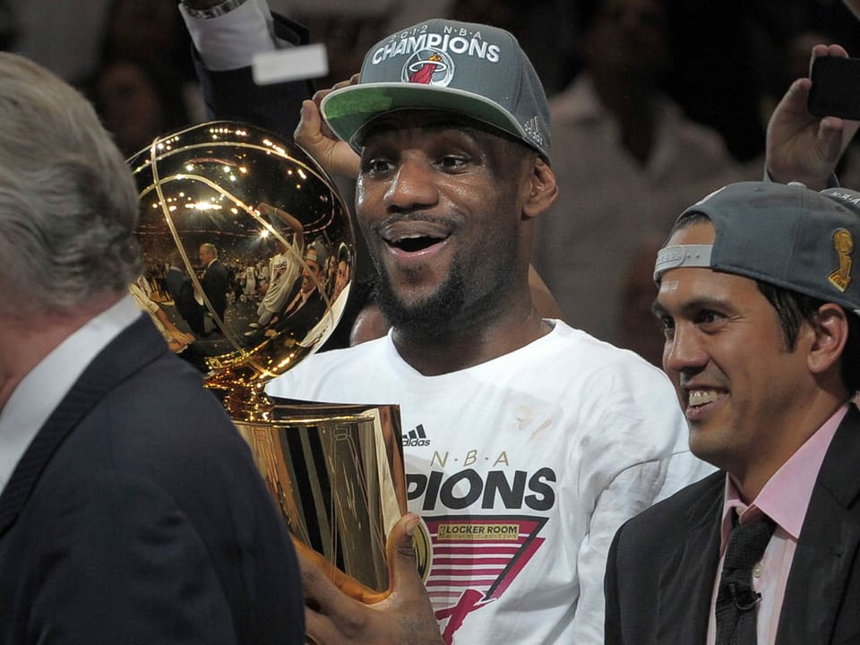 LeBron James mit der NBA Trophy