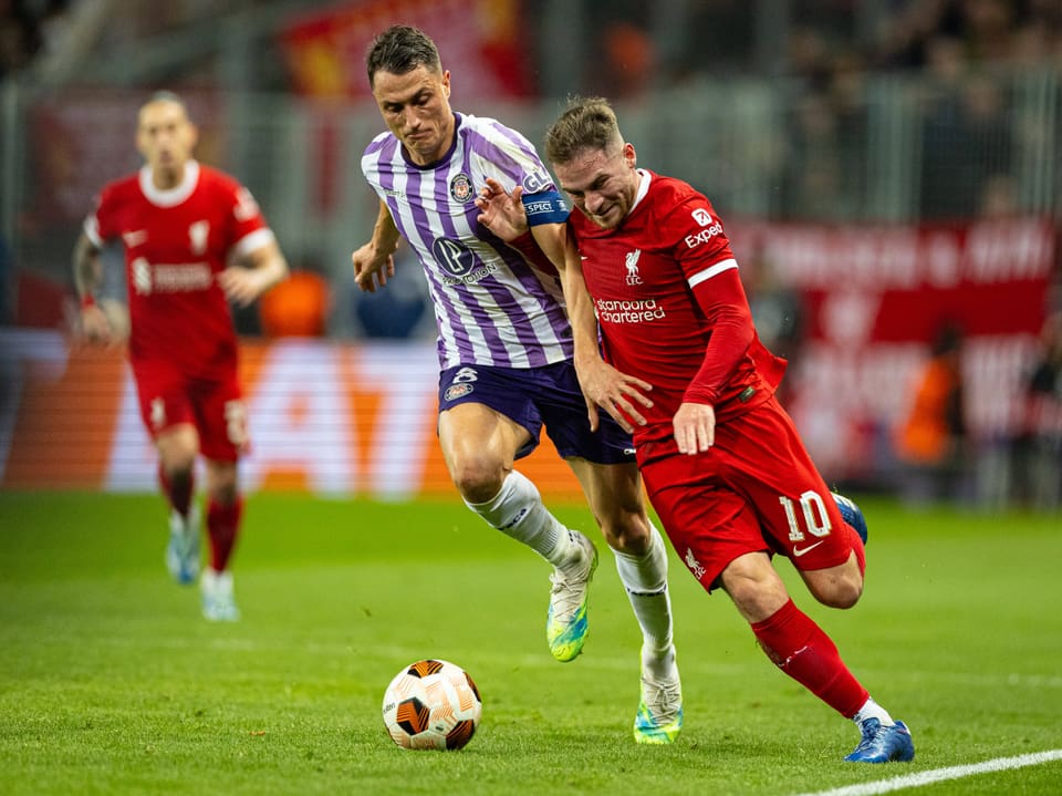 Vincent Cierro in a duel with Liverpool player Alexis McAllister.