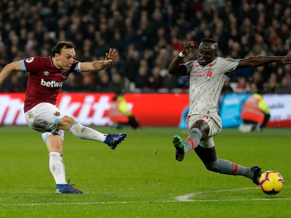 Sadio Mané (r.) wirft sich in den Schuss von Mark Noble.