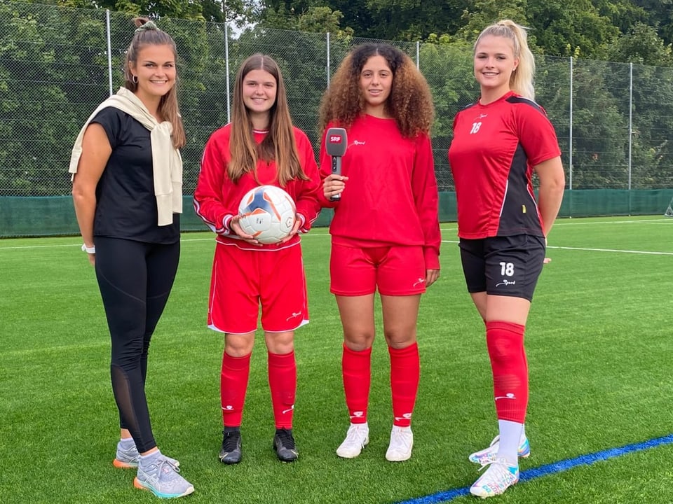 Angela, Edina, Selena und Brandy stehen auf dem Fussballrasen